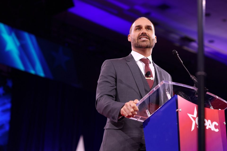 Deputado esteve licenciado entre março e julho de 2025, e depois desse período não registrou presença em nenhuma votação (Foto: Gage Skidmore/Wikimedia)