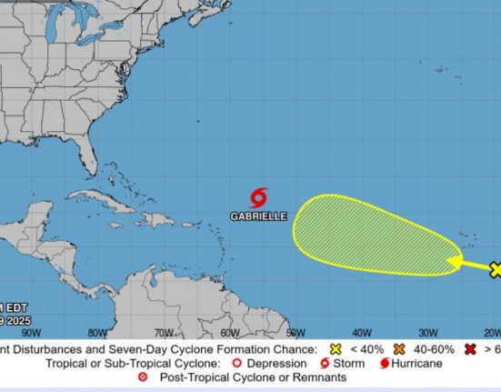 As Bermudas poderão sentir os efeitos do mar agitado já a partir da noite de sexta-feira (19), com intensificação ao longo do fim de semana. A trajetória projetada indica que Gabrielle passará a leste do arquipélago (Foto: NHC)