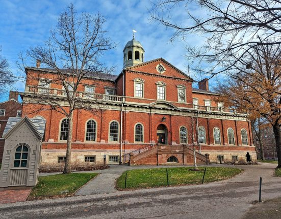 A universidade se prepara para a audiência administrativa e busca garantir a continuidade de seus programas financiados com fundos federais, que incluem pesquisas em saúde, ciência e tecnologia (Foto: Daderot/Wikimedia)