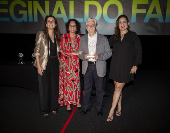 As diretoras do Inffinito Brazilian Film Festival entregaram o troféu Lente de Cristal ao ator Reginaldo Faria, de 88 anos (da esquerda para a direita: Viviane B. Spinelli, Adriana L. Dutra, Reginaldo Faria e Claudia Dutra; foto: Todd Holland)