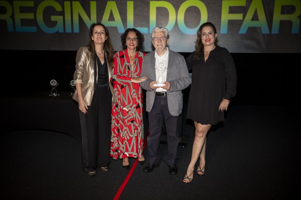 As diretoras do Inffinito Brazilian Film Festival entregaram o troféu Lente de Cristal ao ator Reginaldo Faria, de 88 anos (da esquerda para a direita: Viviane B. Spinelli, Adriana L. Dutra, Reginaldo Faria e Claudia Dutra; foto: Todd Holland)