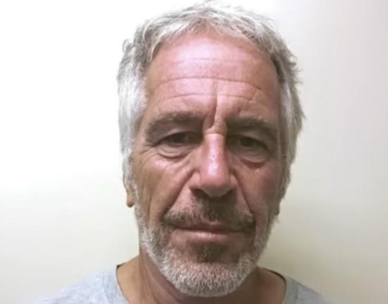 A liberação de novos documentos reforça teorias conspiratórias sobre a morte de Jeffrey Epstein, oficialmente classificada como suicídio (Foto: Reprodução TV)