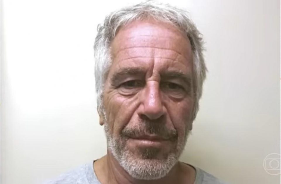 A liberação de novos documentos reforça teorias conspiratórias sobre a morte de Jeffrey Epstein, oficialmente classificada como suicídio (Foto: Reprodução TV)