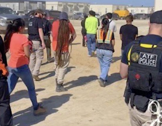 A maioria dos detidos desenvolviam atividades especializadas fundamentais para a operação da planta de baterias de veículos elétricos da Hyundai, construída em parceria com a LG Energy Solution (Foto: Reprodução TV)