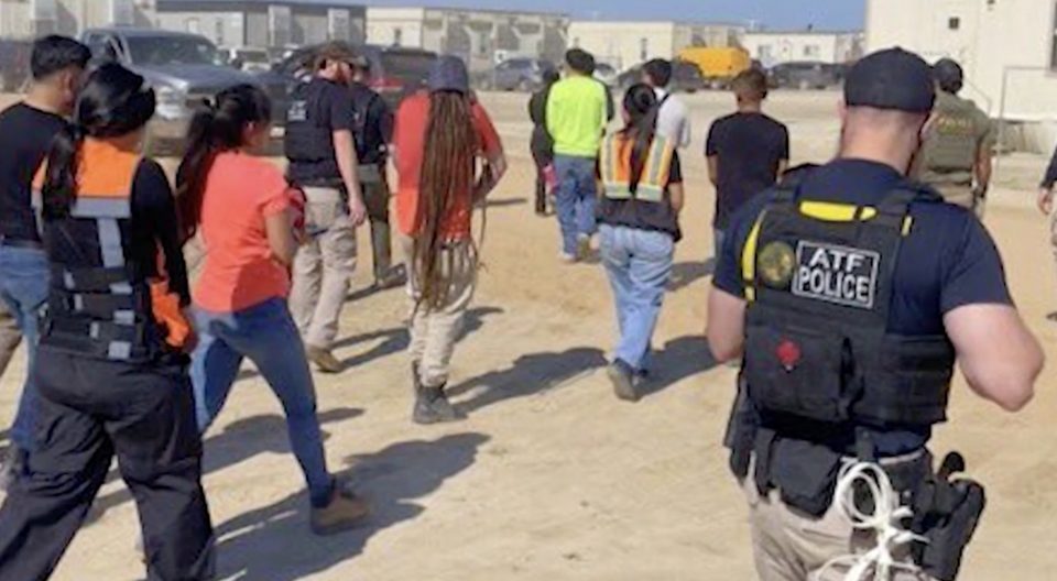 A maioria dos detidos desenvolviam atividades especializadas fundamentais para a operação da planta de baterias de veículos elétricos da Hyundai, construída em parceria com a LG Energy Solution (Foto: Reprodução TV)