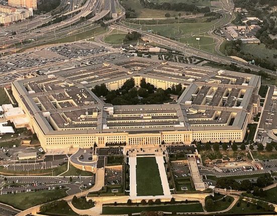 O Departamento de Defesa justifica a decisão como necessária para proteger dados estratégicos e conter vazamentos (Foto: Touch Of Light/Wikimedia)