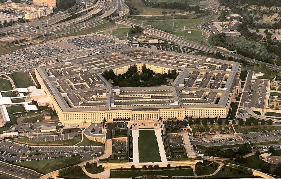 O Departamento de Defesa justifica a decisão como necessária para proteger dados estratégicos e conter vazamentos (Foto: Touch Of Light/Wikimedia)