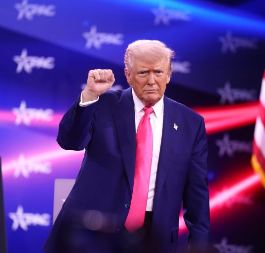 A decisão fecha departamentos e agências federais nos dias 24 e 26 de dezembro de 2025, além do feriado tradicional de Natal, no dia 25. Foto: Gage Skidmore/ Flickr