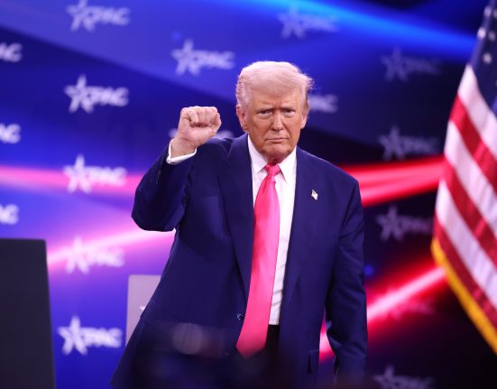 O shutdown já ultrapassa 30 dias, tornando-se o mais longo da história dos Estados Unidos. O fechamento parcial, iniciado em 1º de outubro de 2025, tem gerado impactos econômicos estimados entre $ 7 e 14 bilhões apenas no último trimestre (Foto: Gage Skidmore/ Flickr)