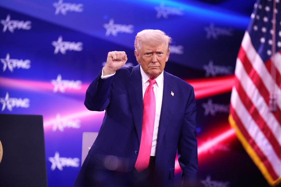 O shutdown já ultrapassa 30 dias, tornando-se o mais longo da história dos Estados Unidos. O fechamento parcial, iniciado em 1º de outubro de 2025, tem gerado impactos econômicos estimados entre $ 7 e 14 bilhões apenas no último trimestre (Foto: Gage Skidmore/ Flickr)