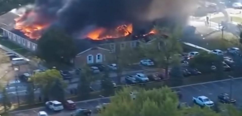 De acordo com a organização Gun Violence Archive, já foram registrados pelo menos 324 ataques a tiros em massa neste ano nos Estados Unidos (Foto: Reprodução TV)