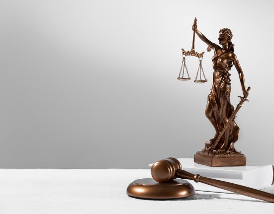 Para evitar o rebaixamento, o governo brasileiro terá de reforçar investimentos em fiscalização, ampliar a proteção às vítimas e acelerar processos judiciais (Foto: Freepik)