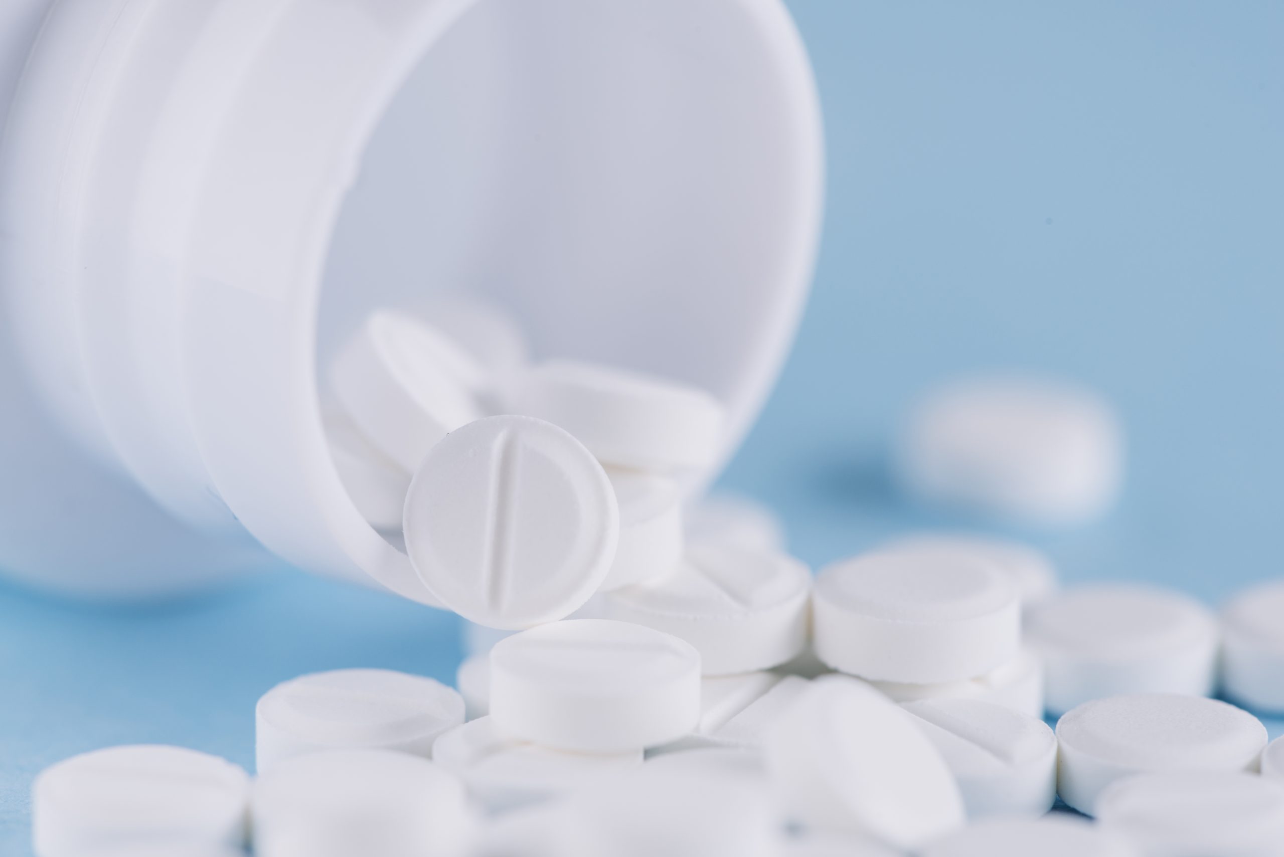 Estudo sugere conexão entre uso de Tylenol durante a gravidez e risco de autismo em crianças