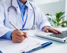 Segundo a American Medical Association (AMA), médicos formados no exterior representam uma parcela essencial da força de trabalho, e hospitais dependem desses profissionais para garantir atendimento adequado em diversas regiões do país