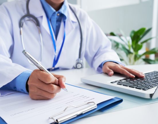 Segundo a American Medical Association (AMA), médicos formados no exterior representam uma parcela essencial da força de trabalho, e hospitais dependem desses profissionais para garantir atendimento adequado em diversas regiões do país