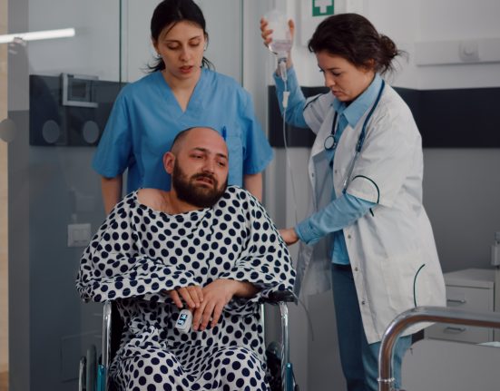 Pacientes em diálise enfrentam uma taxa de mortalidade de cinco anos superior a 50%, o que reforça a importância de alternativas como a xenotransplantação. (Foto: Freepik)