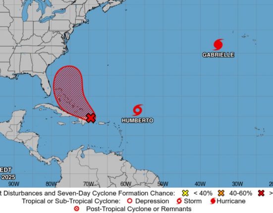 Meteorologistas acompanham com preocupação a possível intensificação do sistema AL94, que pode provocar deslizamentos e danos à infraestrutura costeira