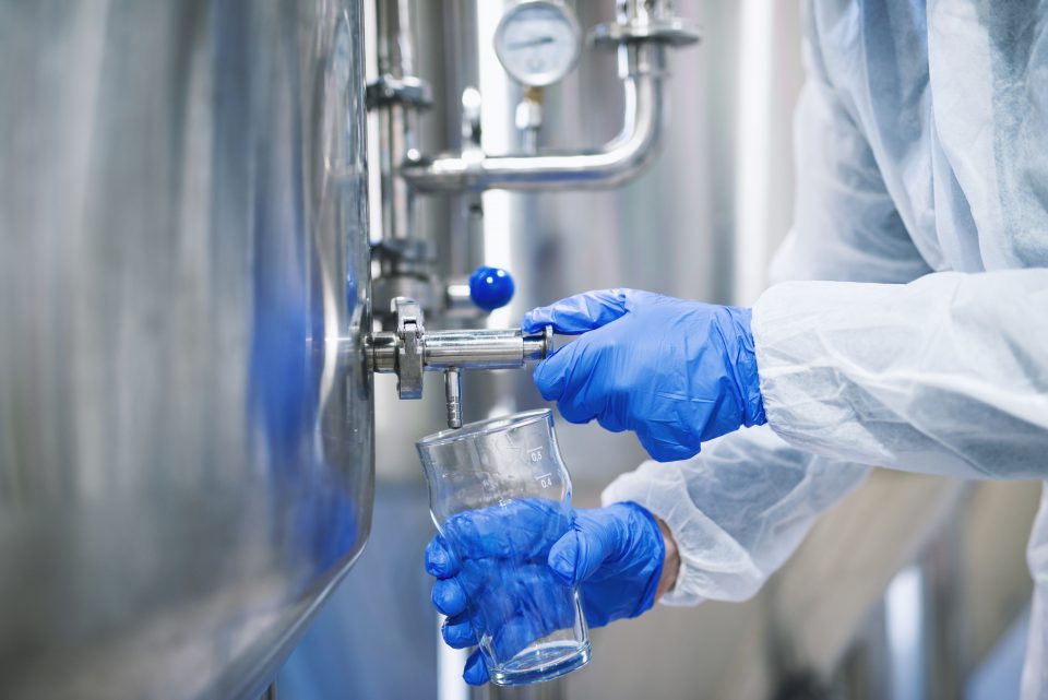 Testes diários são realizados para monitorar a qualidade e assegurar que a água fornecida à população permanece própria para consumo (Foto: Freepik)