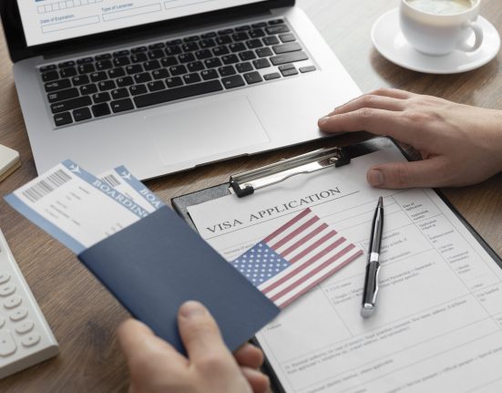 A U.S. Travel Association pressiona o Congresso para adiar indefinidamente a taxa e discute meios para reduzir os atrasos no agendamento de entrevistas para visto (Foto: Freepik)