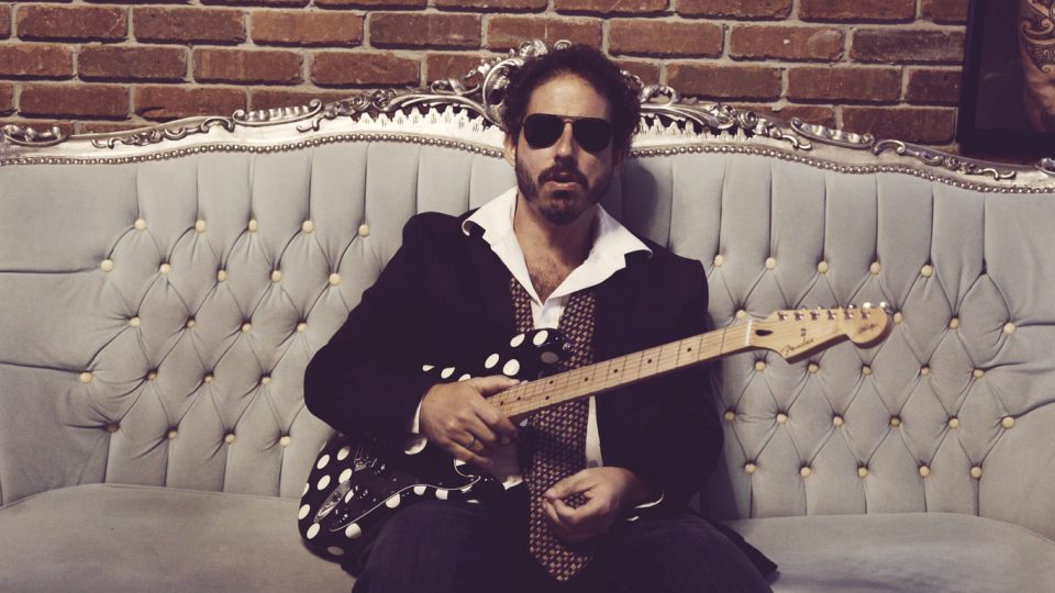 Maurício Baia traz seu aclamado show "Baia Toca Raul" ao ZeyZey no dia 24 de outubro (Foto: Divulgação)