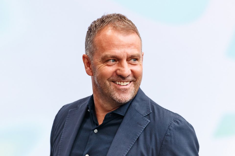 A ideia do jogo em Miami não agradou ao técnico do Barcelona, Hansi Flick: “Desgaste excessivo” (Foto: Steffen Prößdorf/Wikimedia)