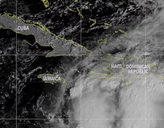 Apesar da intensidade prevista, o sistema não representa ameaça direta à Flórida (Foto: NOAA)