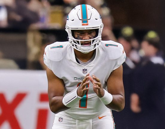 O quarterback do Dolphins, Tua Tagovailoa, jamais perdeu para o New York Jets (Foto: Stephen Lew/USA TODAY Sports)