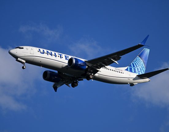 A United Airlines confirmou que a aeronave passará por inspeção completa antes de retornar à operação e reiterou que a segurança dos passageiros “é prioridade máxima da companhia” (Foto: 4300streetcar/Wikimedia)
