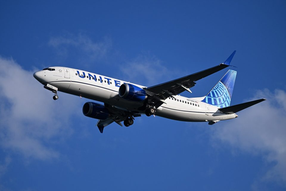 A United Airlines confirmou que a aeronave passará por inspeção completa antes de retornar à operação e reiterou que a segurança dos passageiros “é prioridade máxima da companhia” (Foto: 4300streetcar/Wikimedia)