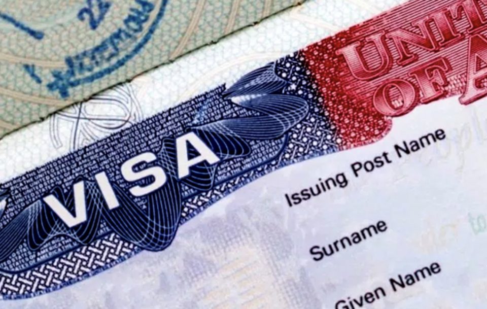 Com a decisão, as empresas tendem a priorizar candidatos que já se encontrem nos Estados Unidos sob outros tipos de visto. Pedidos aprovados com o formulário I-94 — que confirma o status legal dentro do país — permanecem isentos. (Foto: Reprodução X)