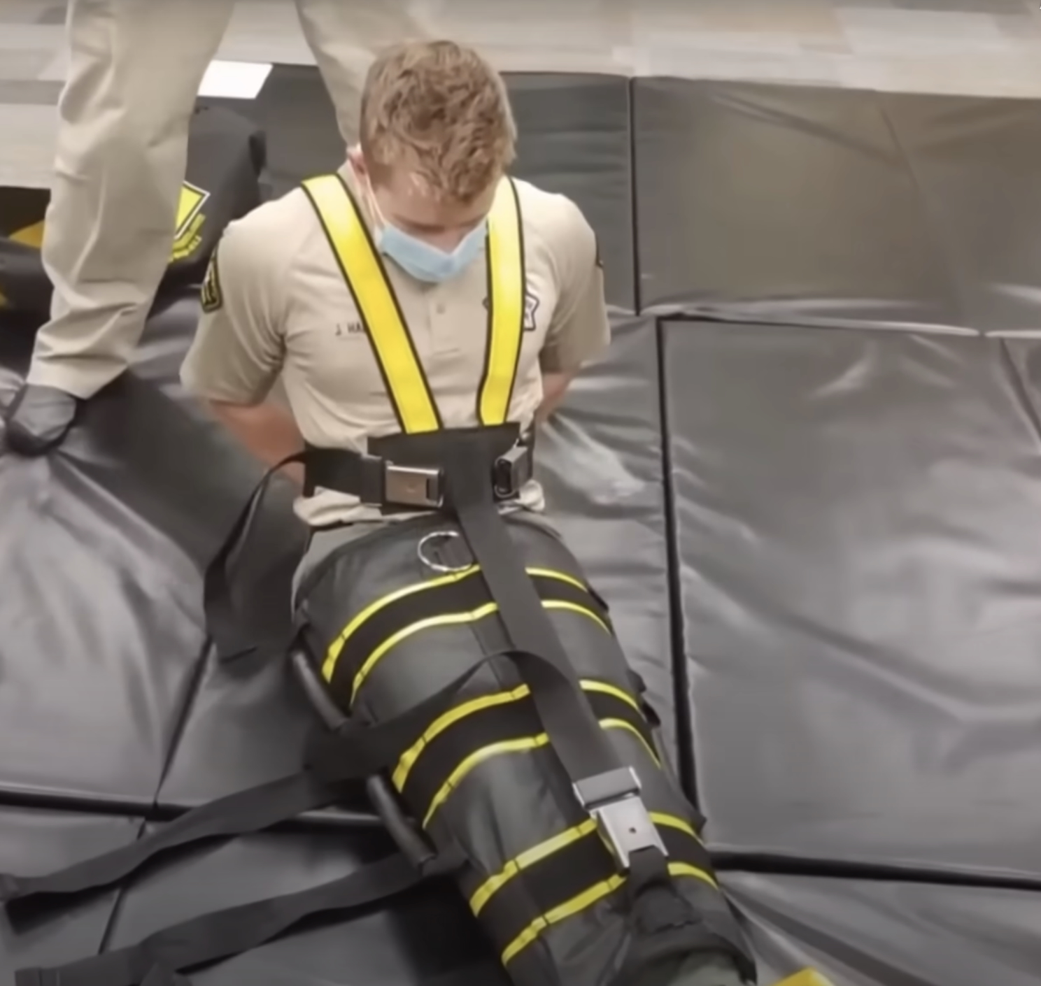 Dispositivo WRAP do ICE levanta controvérsia em operações de deportação ...