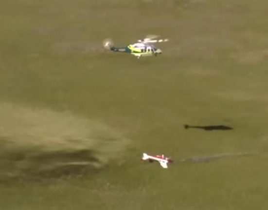 O local do acidente é de difícil acesso por terra, o que exigiu a mobilização de uma equipe de resgate aéreo (Foto: Reprodução TV)