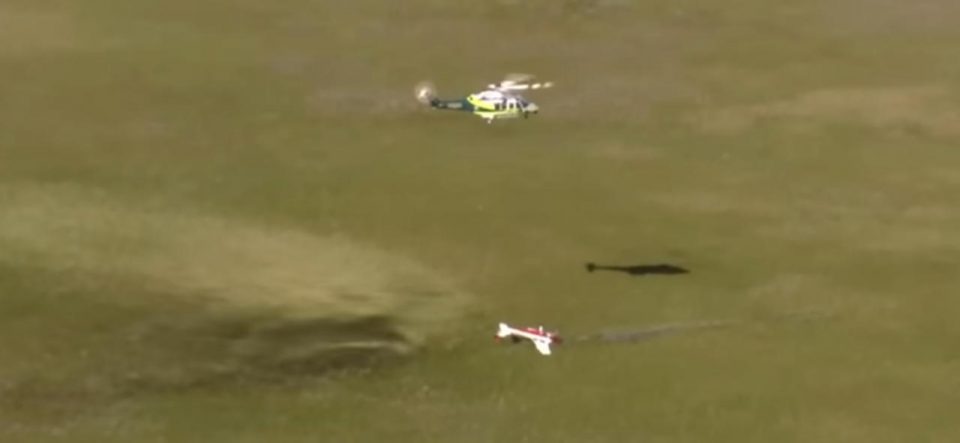 O local do acidente é de difícil acesso por terra, o que exigiu a mobilização de uma equipe de resgate aéreo (Foto: Reprodução TV)