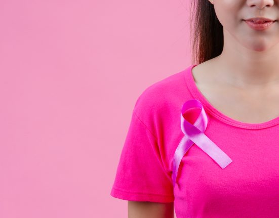 O câncer de mama é o segundo em mortalidade entre mulheres, e estima-se que 42.170 falecerão devido à doença neste ano (Freepik)