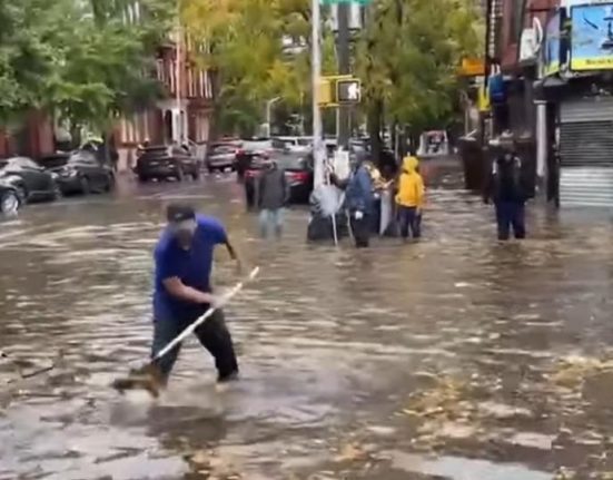 Em áreas como Brooklyn, Manhattan e Bronx, as enxurradas avançaram do nível da calçada para garagens e entradas de edifícios em menos de dez minutos (Foto: Reprodução TV)