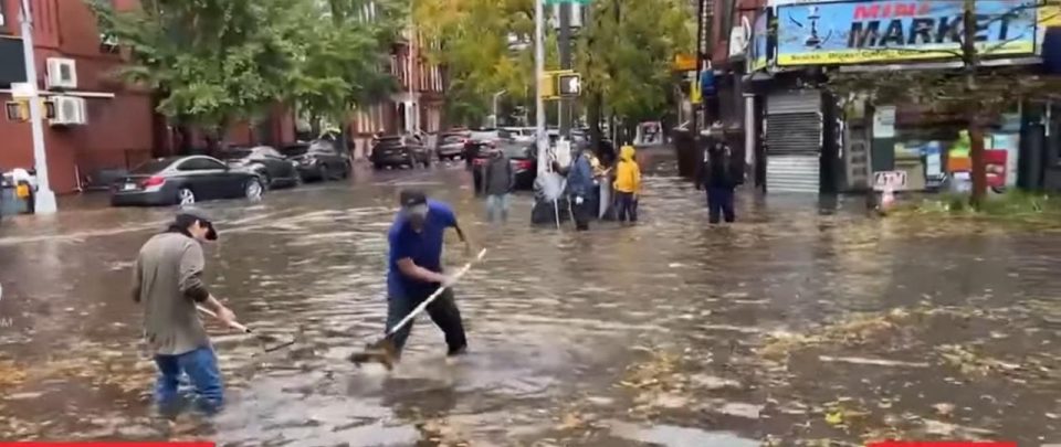 Em áreas como Brooklyn, Manhattan e Bronx, as enxurradas avançaram do nível da calçada para garagens e entradas de edifícios em menos de dez minutos (Foto: Reprodução TV)