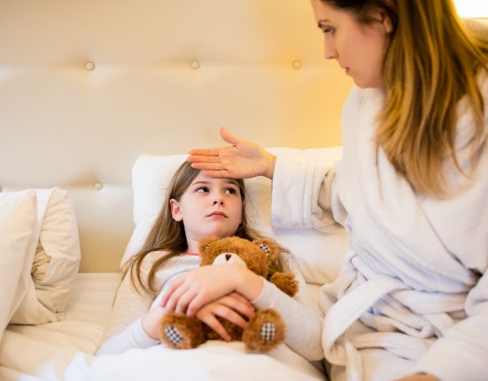 Além do impacto clínico, as quarentenas escolares geram custos sociais e econômicos, como pais afastados do trabalho, aulas interrompidas e necessidade de ensino remoto emergencial (Foto: Freepik)