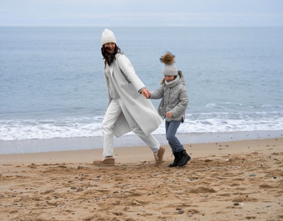 O avanço do sistema deve intensificar as correntes de retorno e aumentar a agitação marítima, com possibilidade de inundações costeiras (Foto: Freepik)