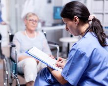 Analistas ressaltam que populações mais vulneráveis, como pessoas com baixa alfabetização digital, trabalhadores informais e cuidadores, devem ser as mais afetadas pelas novas exigências. (Foto: Freepik)