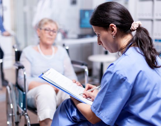 Hospitais federais e programas de saúde emergencial, como Medicare e Medicaid, seguem atendendo, mas enfrentam dificuldades administrativas (Foto: Freepik)