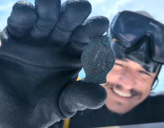 Ao longo das últimas décadas, mergulhadores e arqueólogos já recuperaram milhares de peças da frota de 1715 (Foto: Reprodução TV)