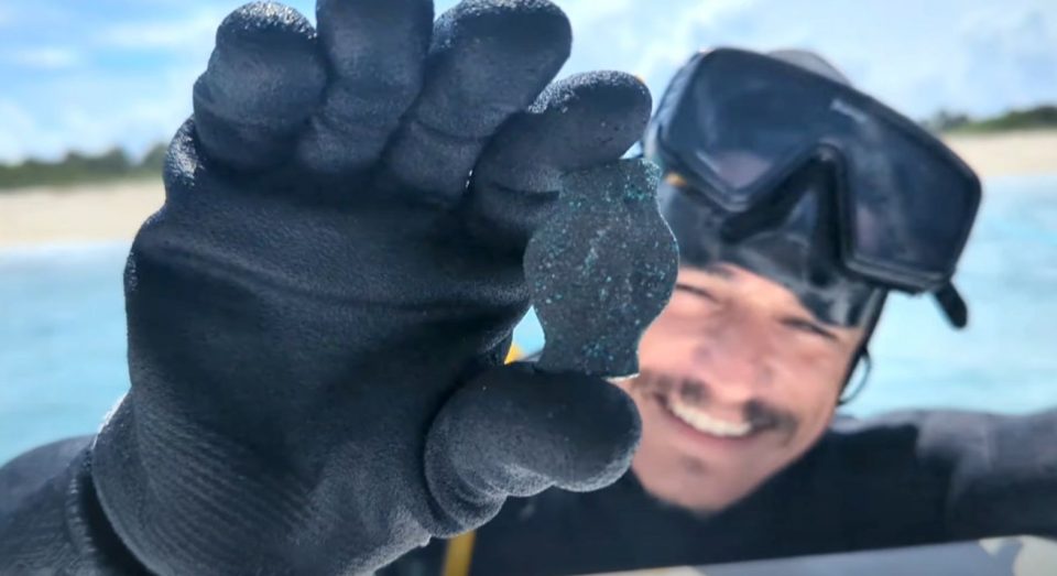 Ao longo das últimas décadas, mergulhadores e arqueólogos já recuperaram milhares de peças da frota de 1715 (Foto: Reprodução TV)