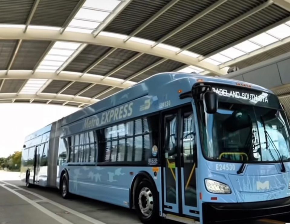 A bilhetagem é totalmente integrada, permitindo ao passageiro embarcar no Metrorail ou em outras linhas de ônibus sem pagar uma nova tarifa dentro do limite diário (Foto: Redes Sociais)