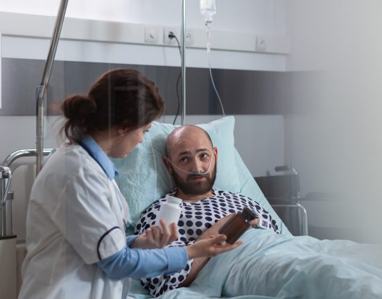 O estudo pretende expandir gradualmente o número de participantes para avaliar segurança, eficácia e efeitos de longo prazo, bem como preparar o fármaco para fases clínicas mais amplas (Foto: Freepik)