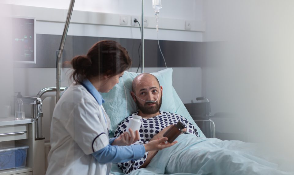 O estudo pretende expandir gradualmente o número de participantes para avaliar segurança, eficácia e efeitos de longo prazo, bem como preparar o fármaco para fases clínicas mais amplas (Foto: Freepik)