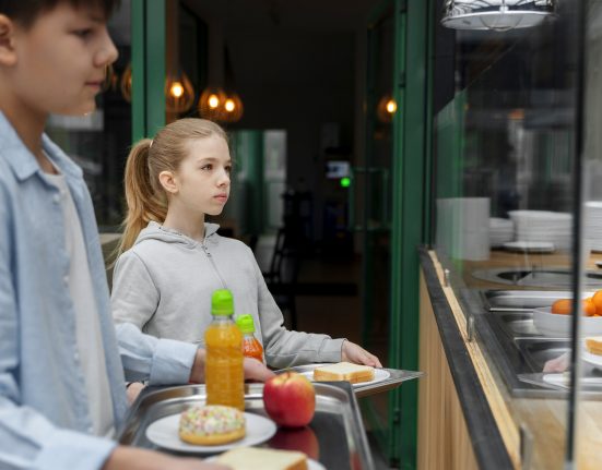 Até o momento, não há registro de casos confirmados de infecção relacionados ao consumo desses alimentos, mas o órgão federal orienta que escolas e distribuidores verifiquem seus estoques e descartem os produtos (Foto: Freepik)