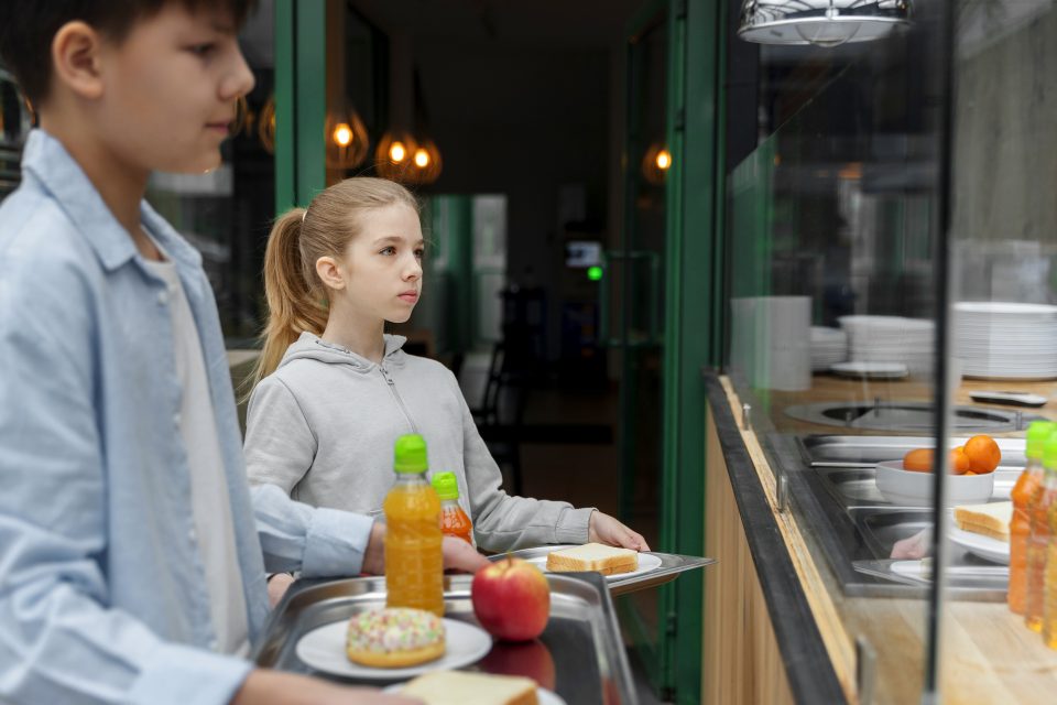 Até o momento, não há registro de casos confirmados de infecção relacionados ao consumo desses alimentos, mas o órgão federal orienta que escolas e distribuidores verifiquem seus estoques e descartem os produtos (Foto: Freepik)