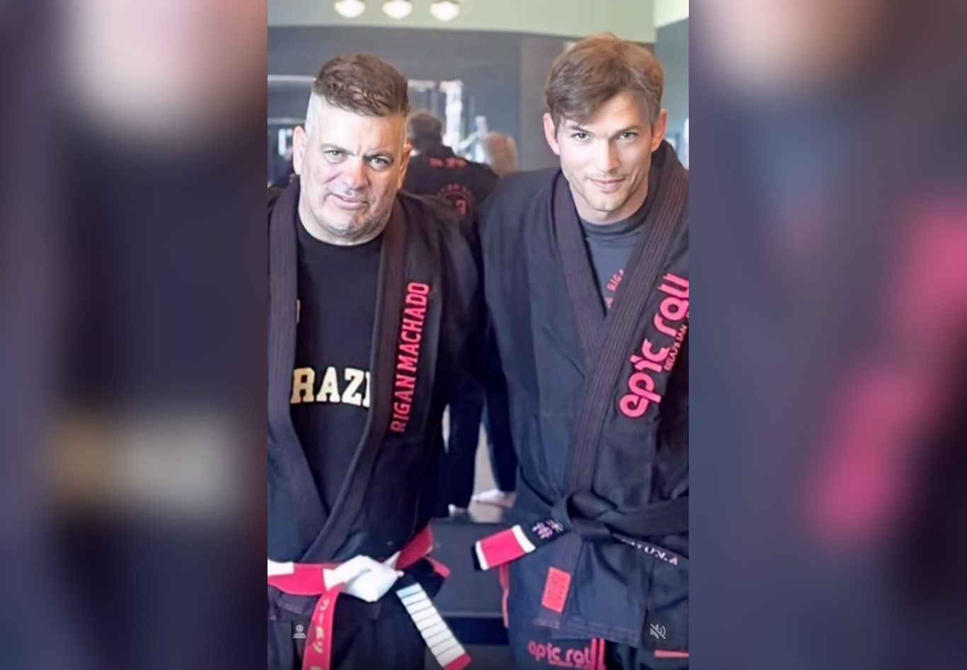 Ashton Kutcher recebe faixa-preta de jiu-jitsu com professor brasileiro