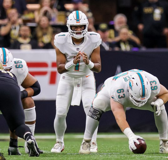 O quarterback do Dolphins, Tua Tagovailoa, estará em ação no primeiro jogo da NFL na Espanha (Foto: Stephem Lew/Wikimedia)