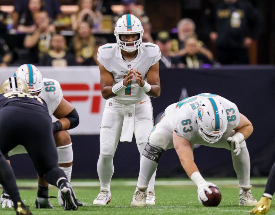 O quarterback do Dolphins, Tua Tagovailoa, estará em ação no primeiro jogo da NFL na Espanha (Foto: Stephem Lew/Wikimedia)